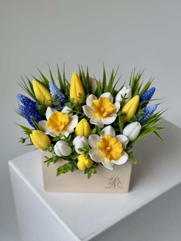 Малый конверт с нарциссами и мускарями