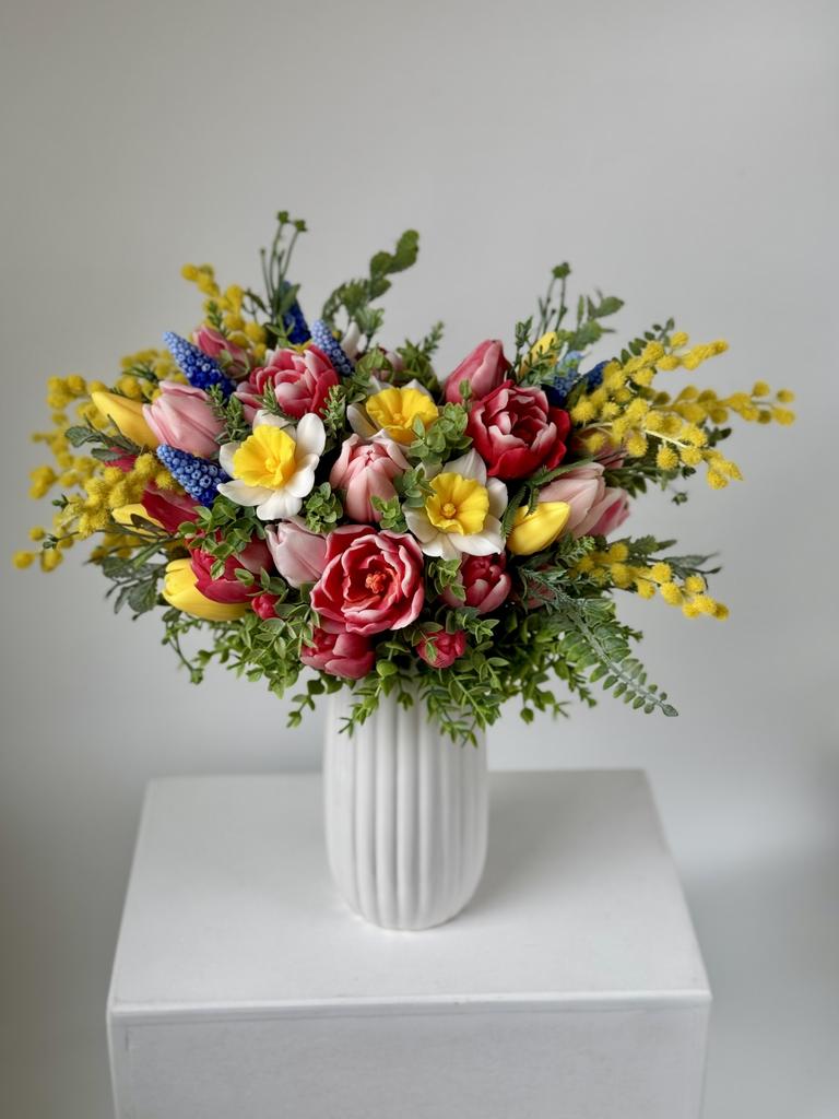 Весенний букет в высокой вазе