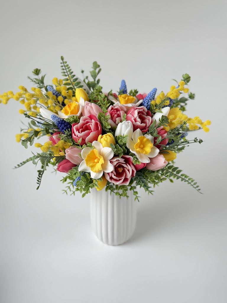 Весенний букет в высокой вазе