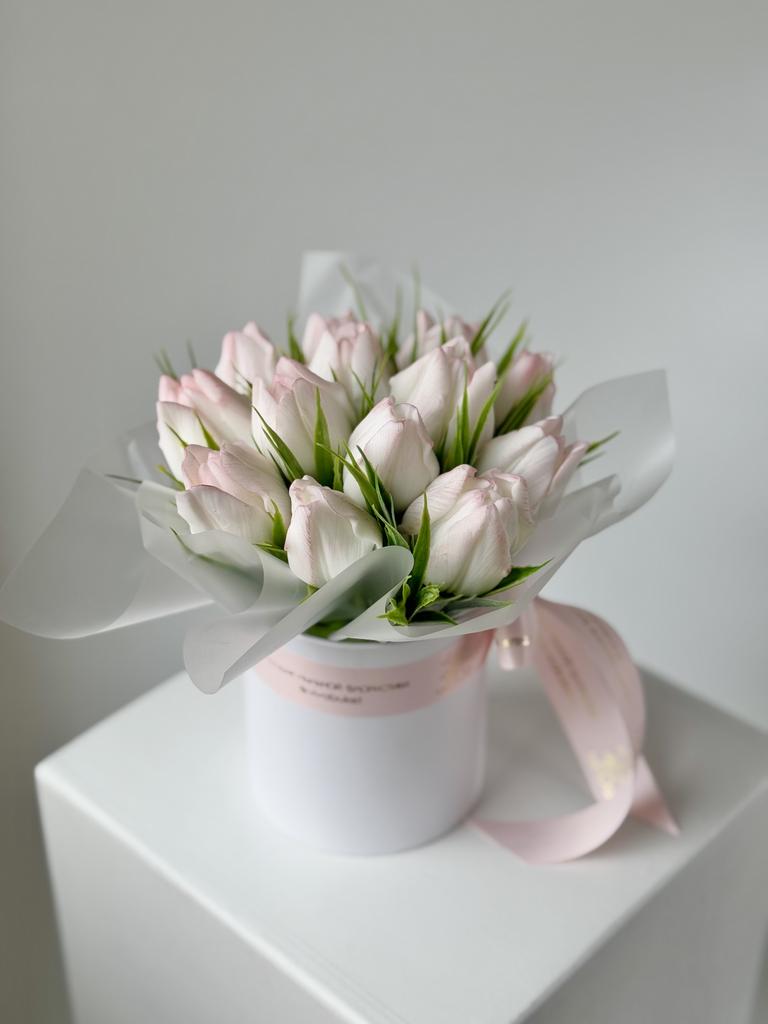 Малая шляпная с белыми тюльпанами