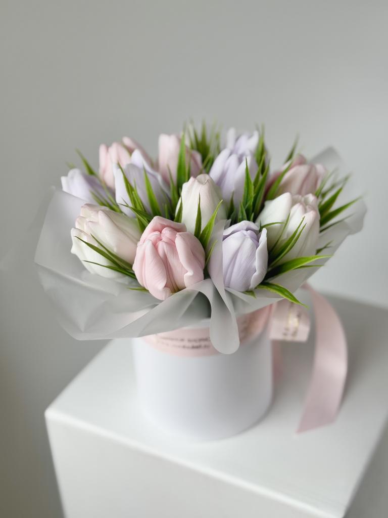 Малая шляпная с нежными тюльпанами