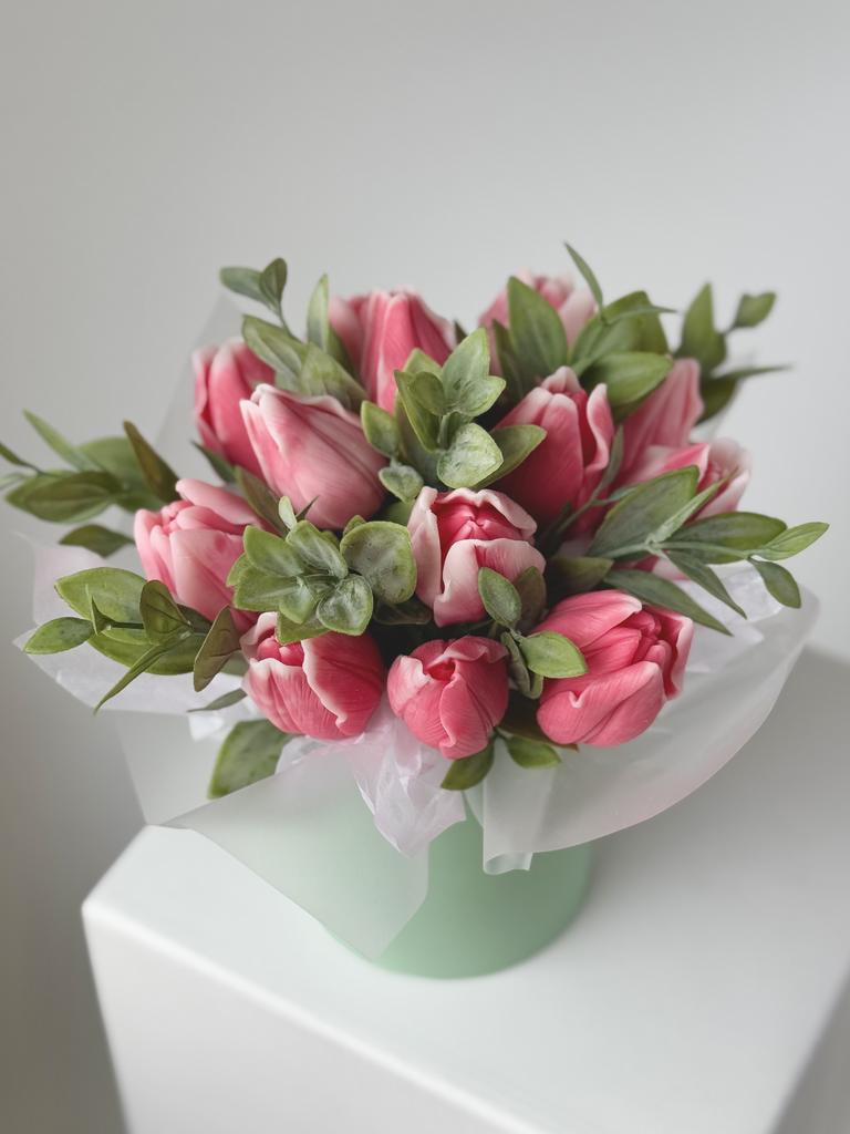 Малая шляпная с насыщенно розовыми тюльпанами