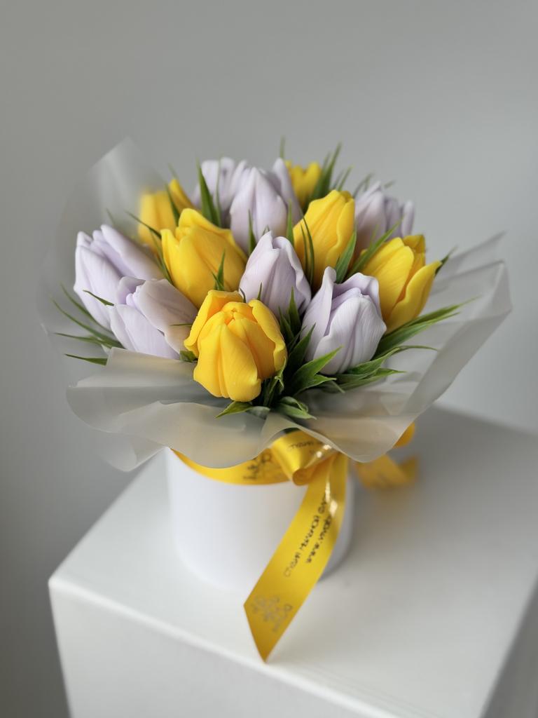 Малая шляпная с желто-сиреневыми тюльпанами