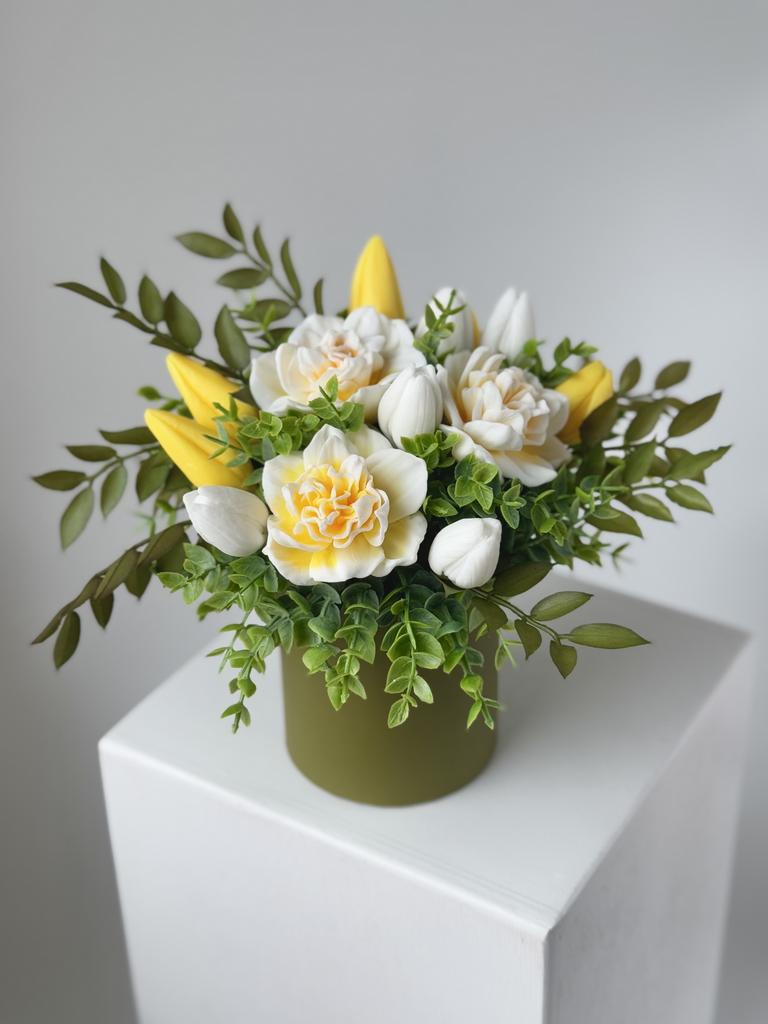 Махровые нарциссы с тюльпанами в малой шляпной