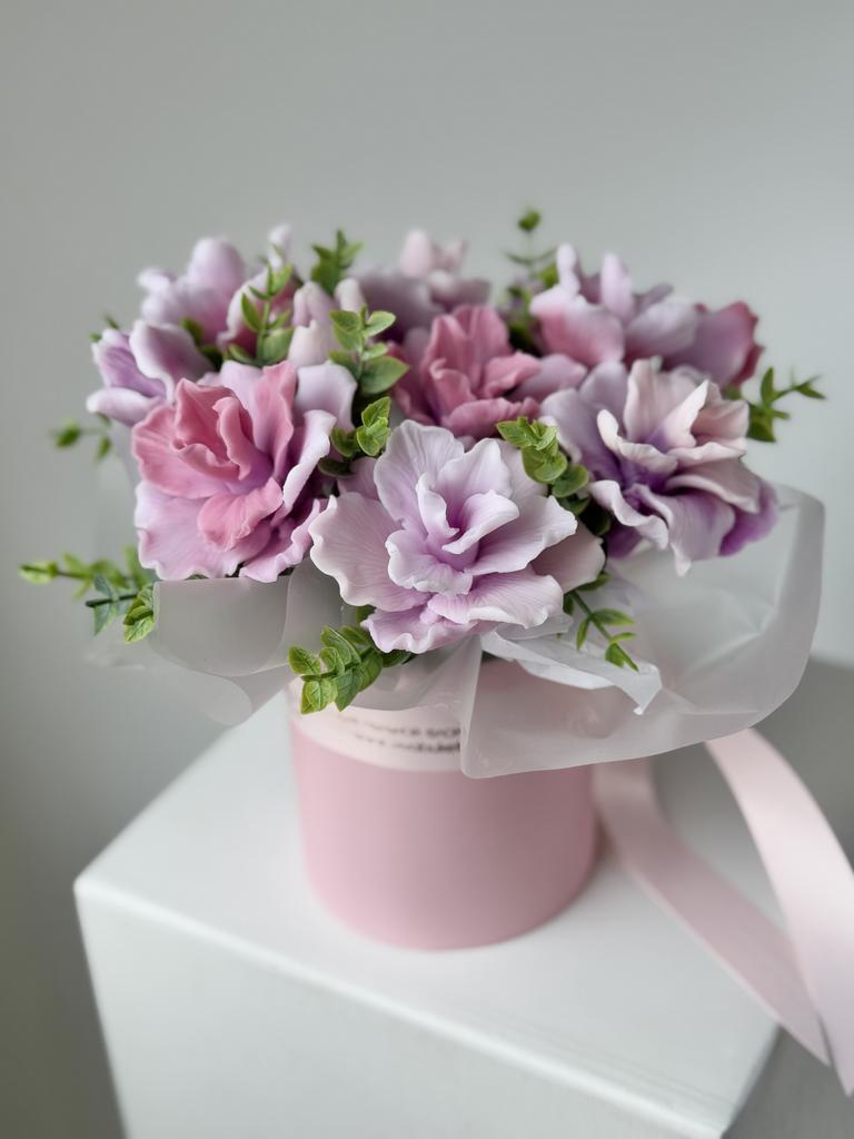 Махровые ирисы в малой шляпной