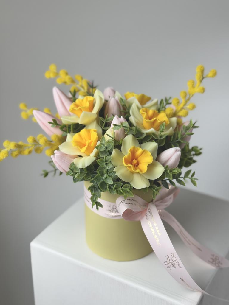 Нарциссы с тюльпанами в малой шляпной