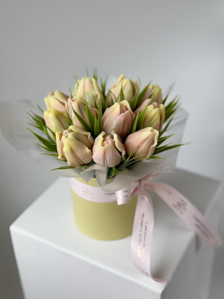 Малая шляпная с розовыми тюльпанами