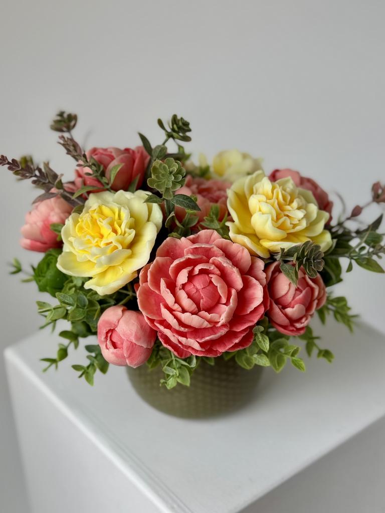 Пионы с махровыми нарциссами