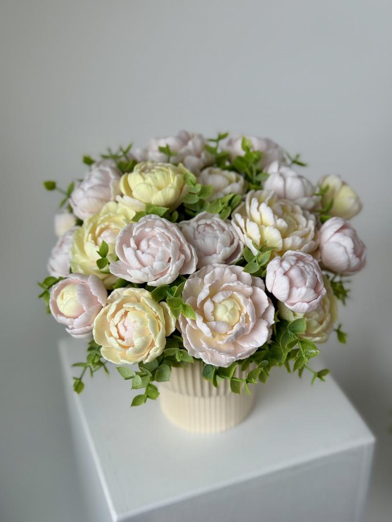 Розово-желтые пионы в кремовой вазе