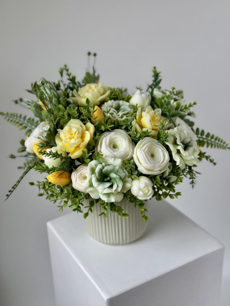 Ранункулюсы с махровыми нарциссами