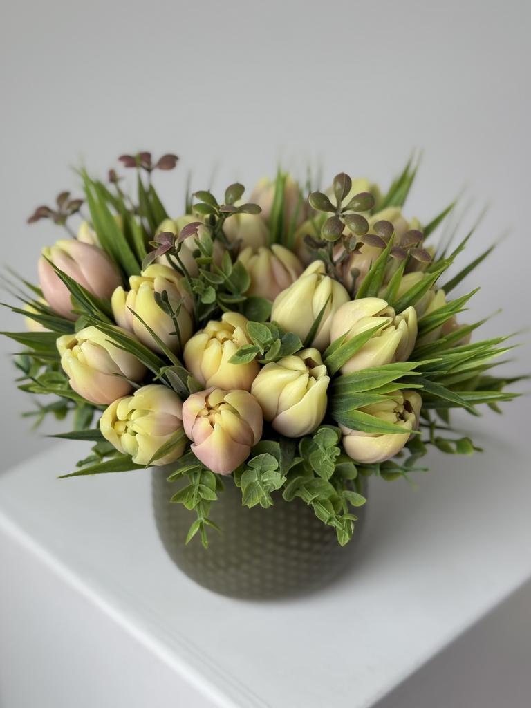 Розовые тюльпаны в керамическом кашпо