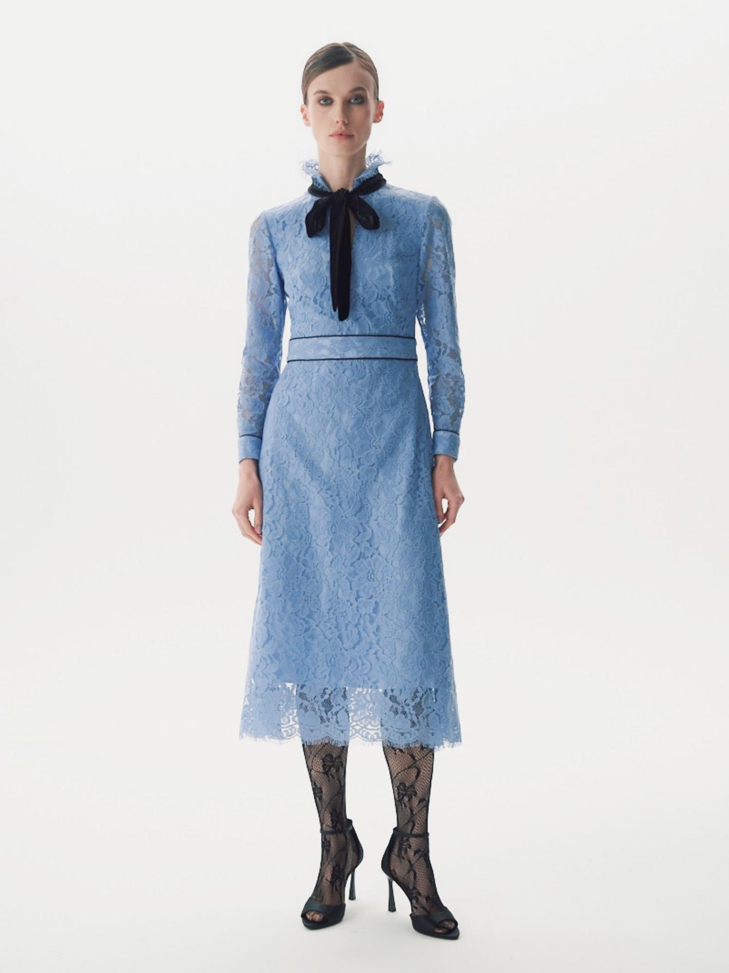 Платье из кружева небесно-голубого цвета