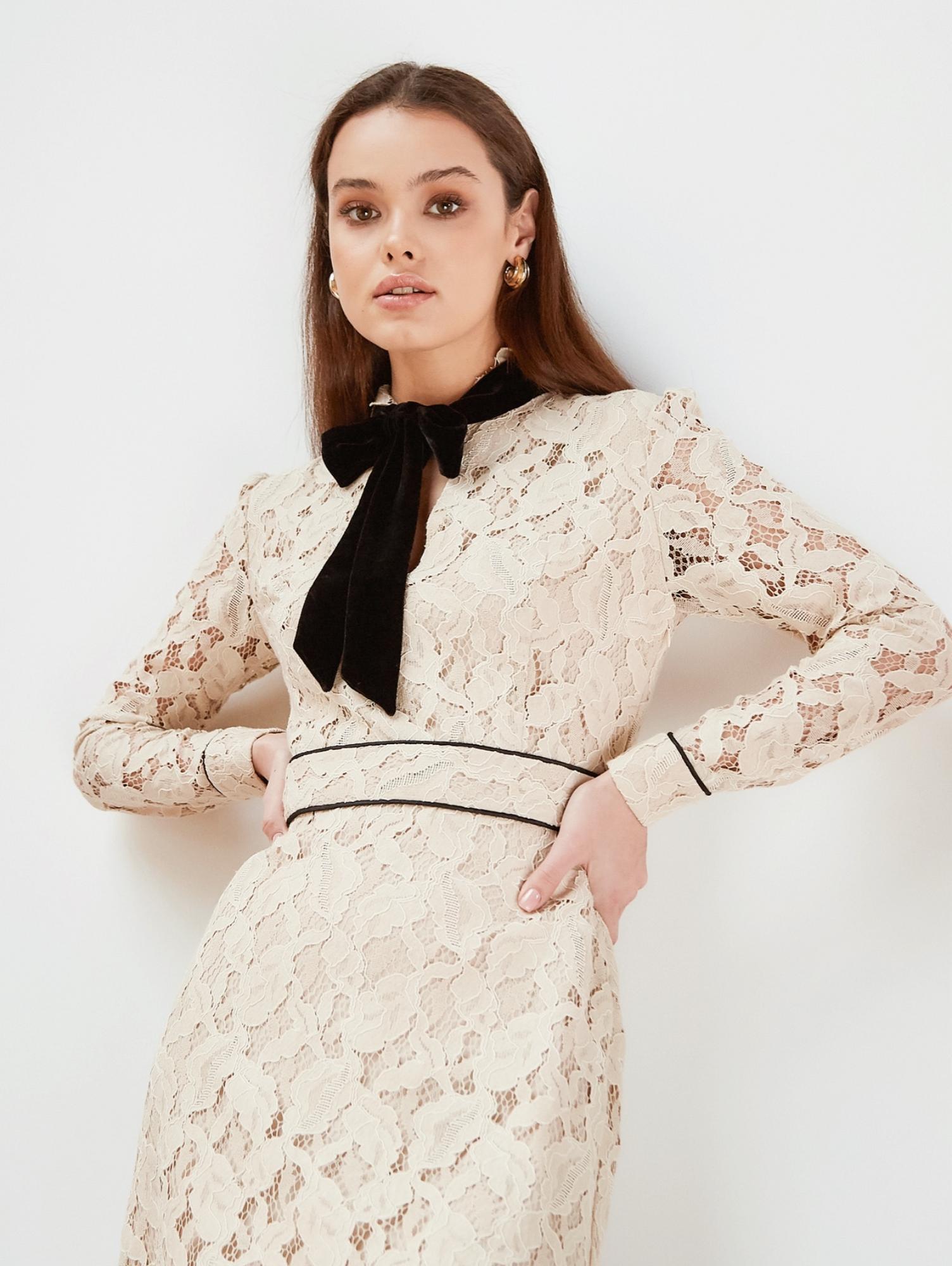 Платье из кружева молочного цвета