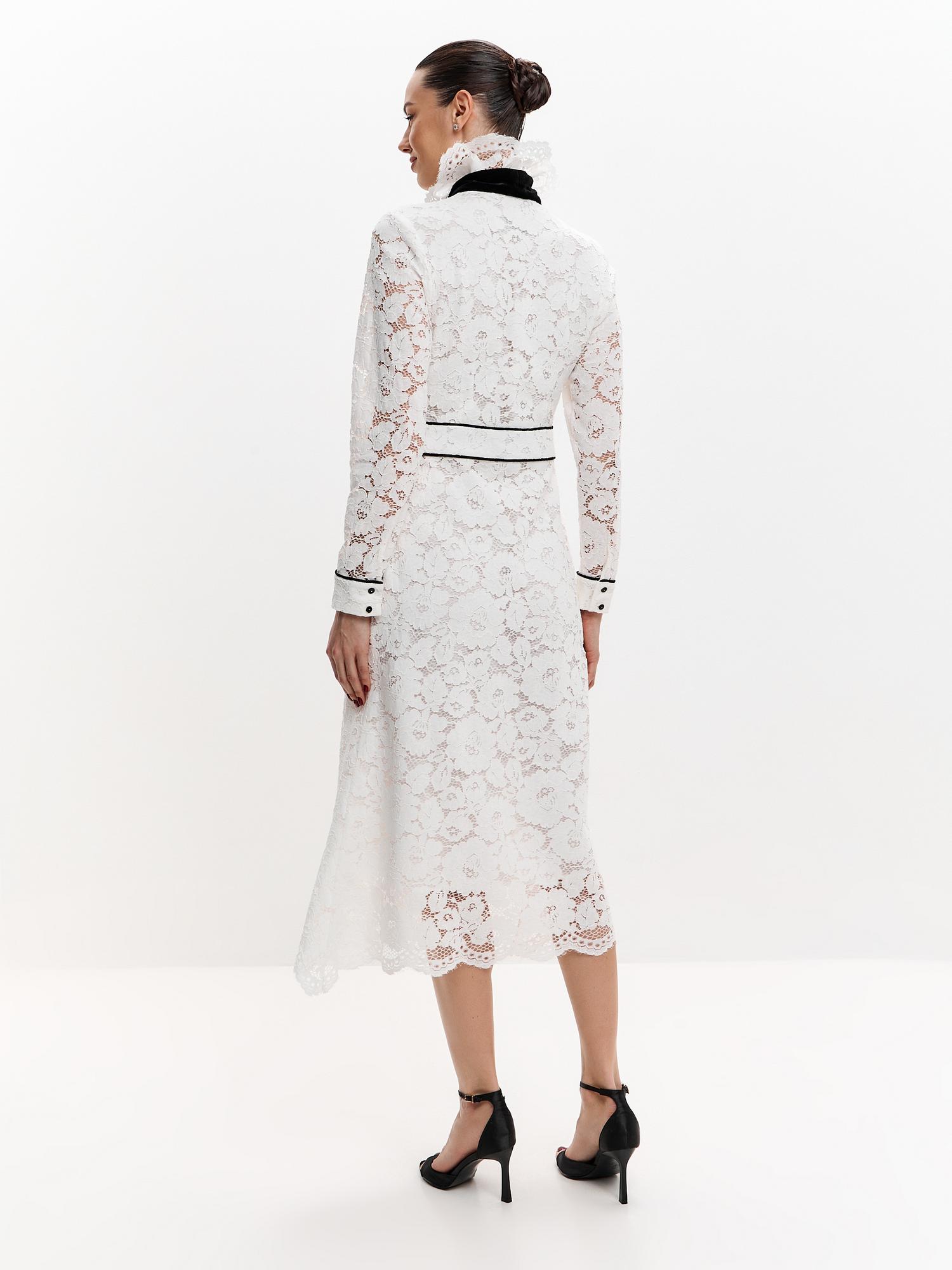 Платье из кружева молочного цвета