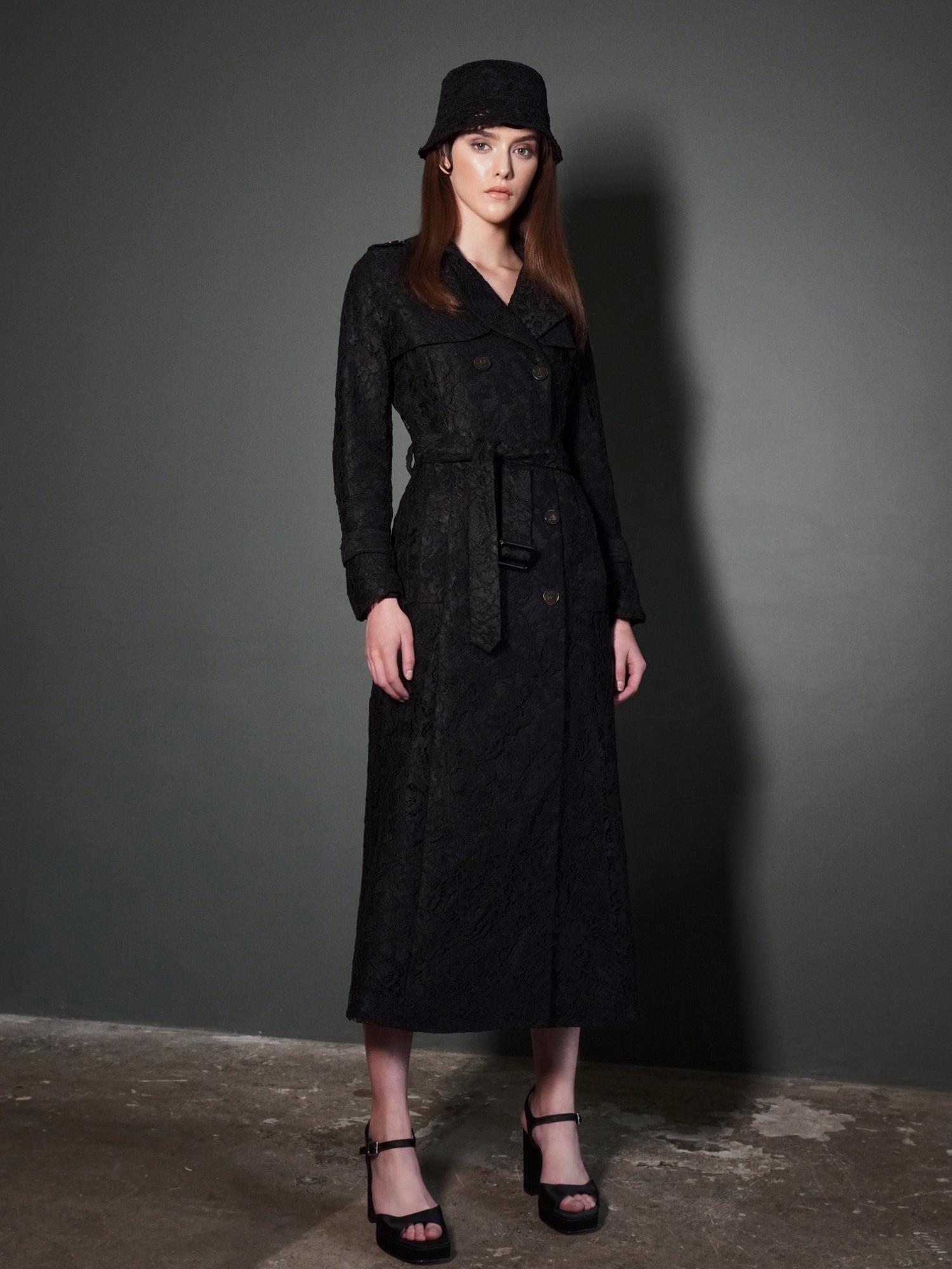 Двубортный тренч из кордового кружева чёрного цвета