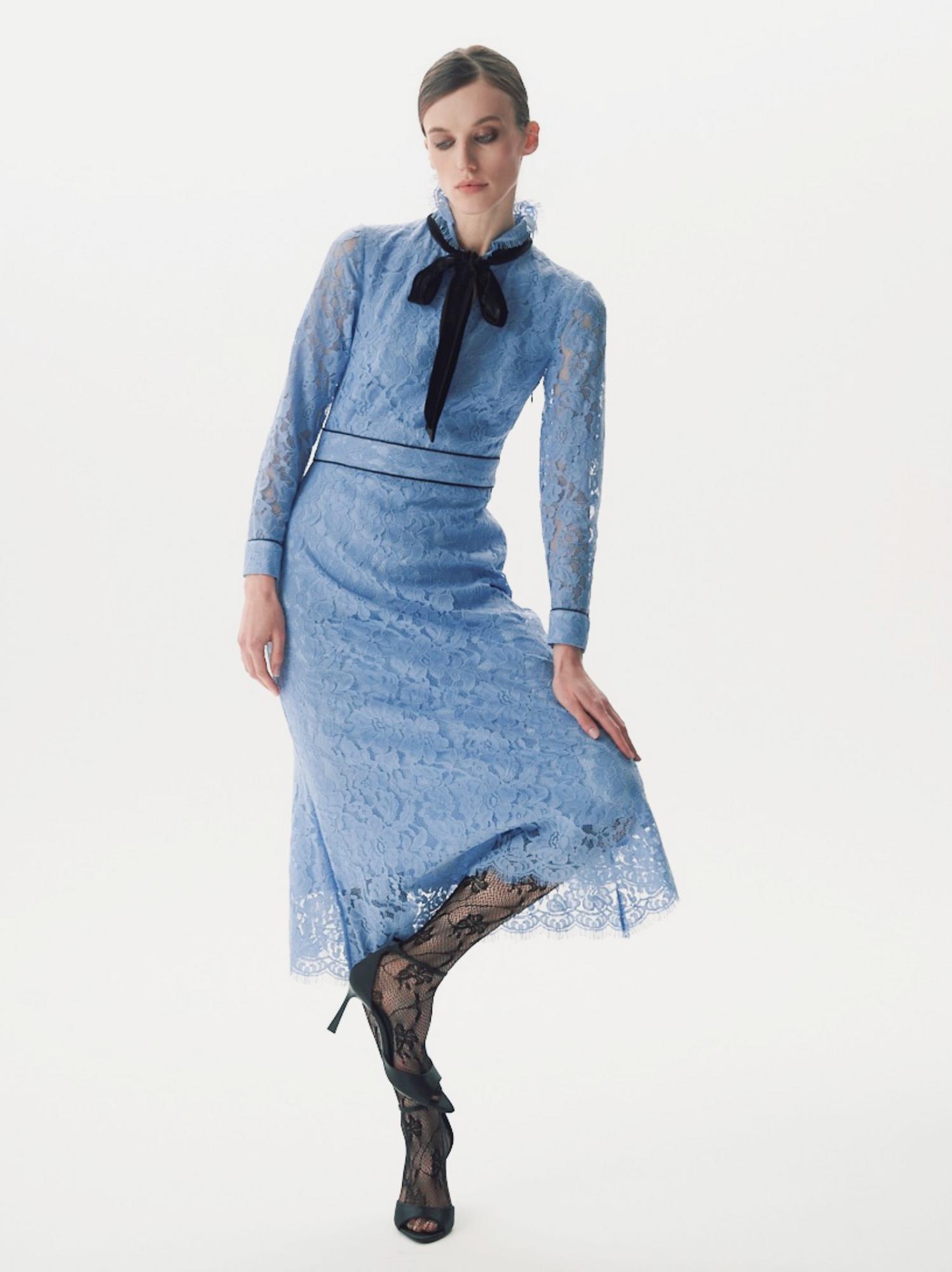 Платье из кружева небесно-голубого цвета