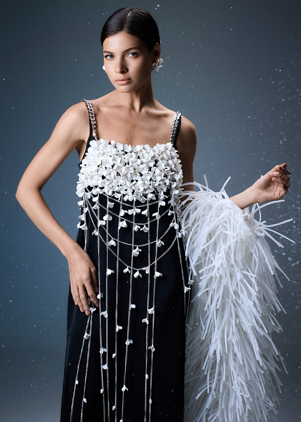 Топ из цепей с цветами, молочный