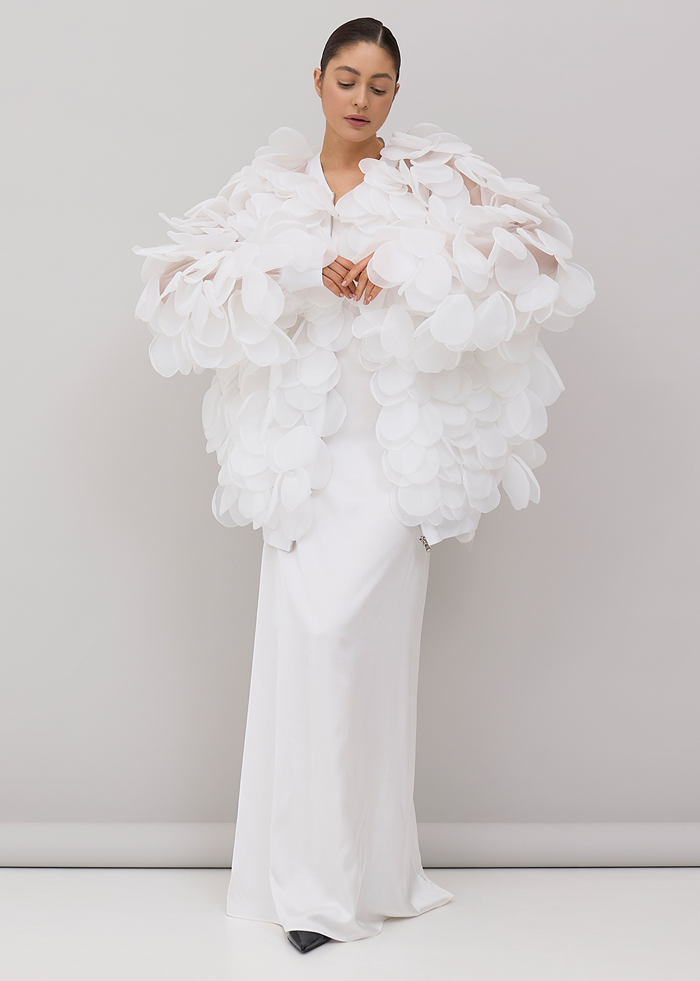 Бомбер из лепестков молочный