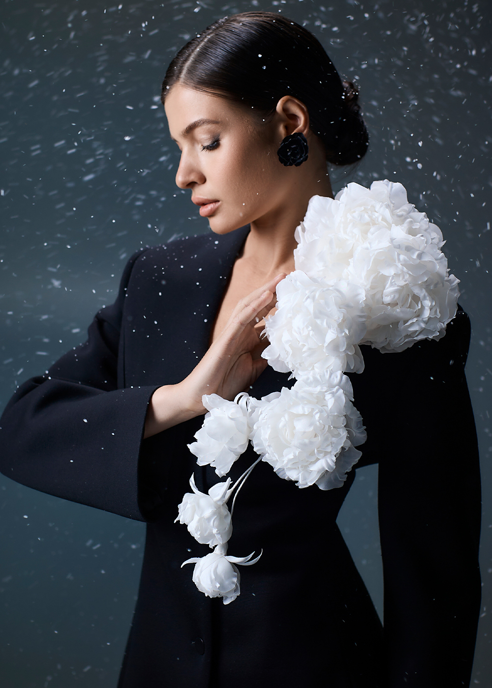 Брошь-гроздь из 7 бутонов молочная