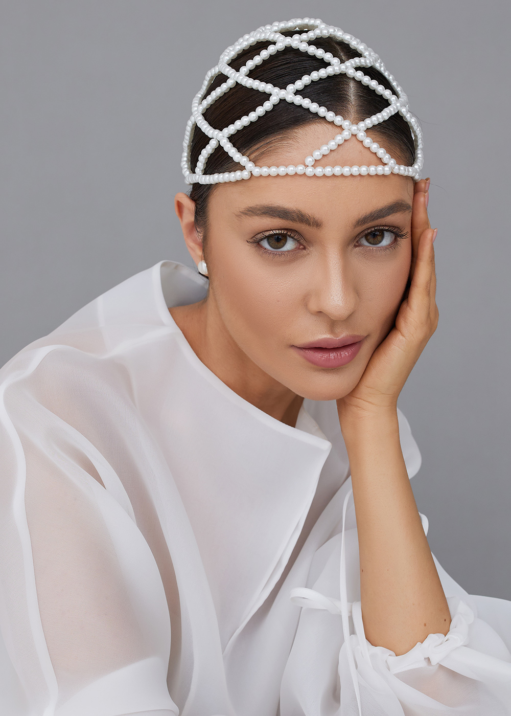 Шапочка из бусин белая