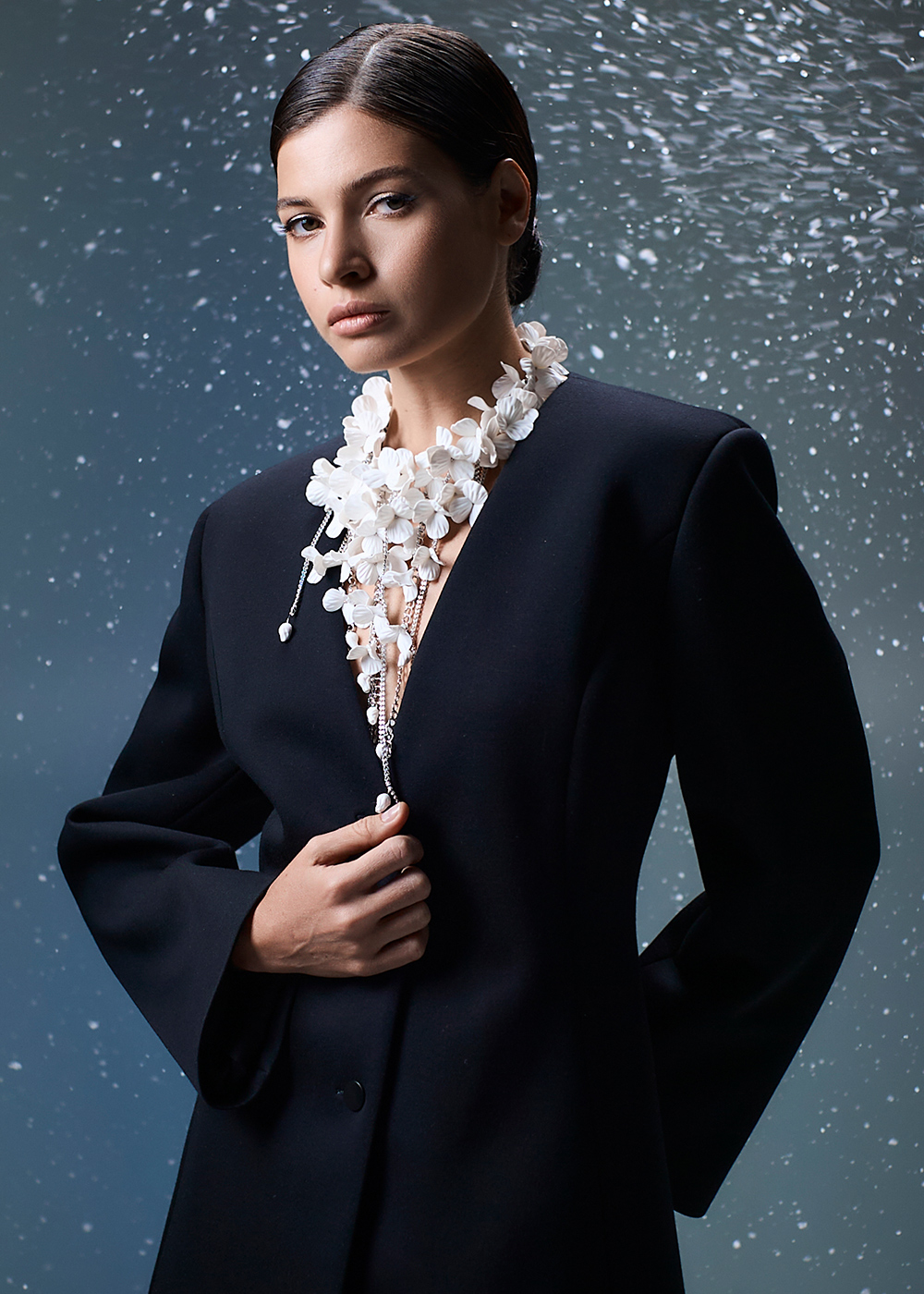 Украшение из молочных цветов