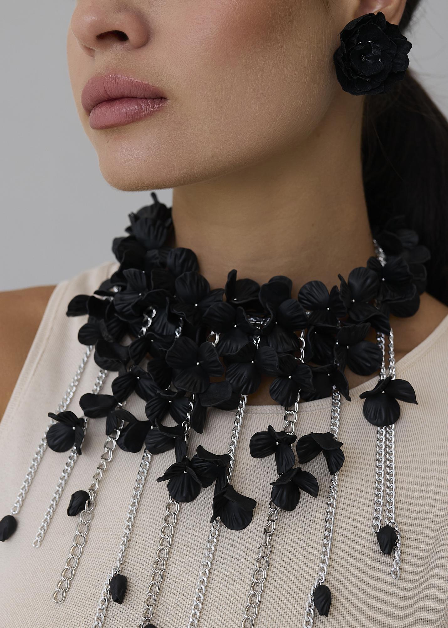 Украшение из черных цветов