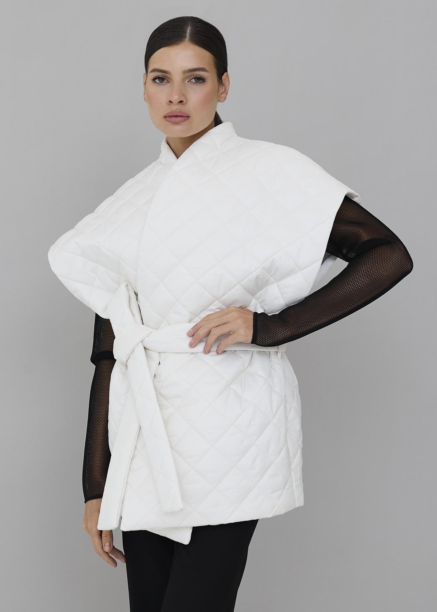 Стеганая жилетка с розой молочная