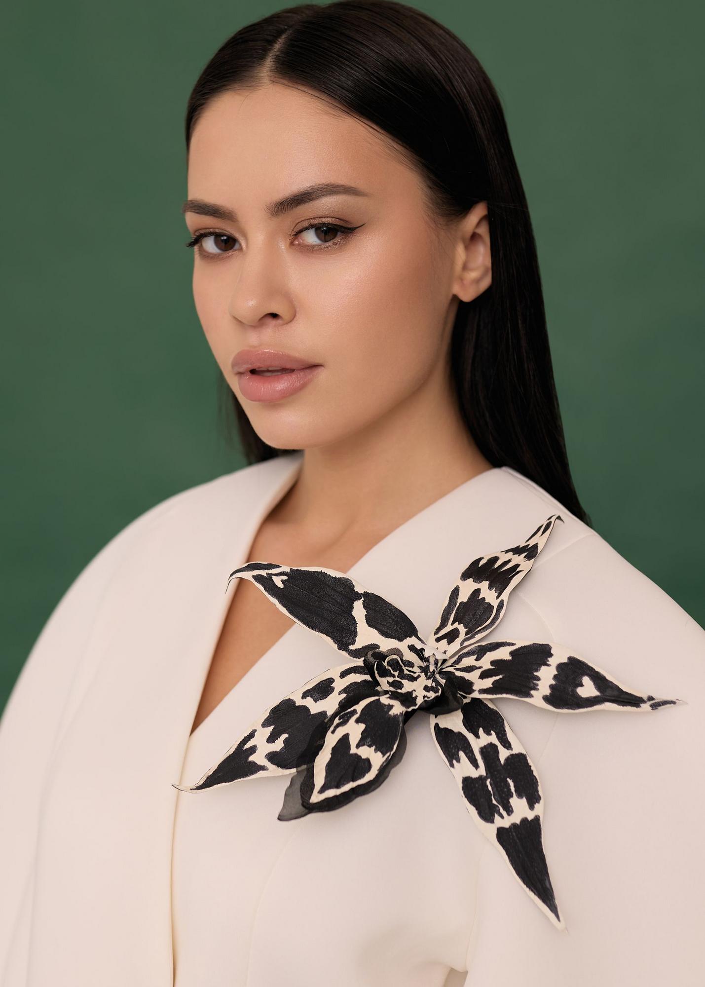 Орхидея Камбрия 20см, черно-белая