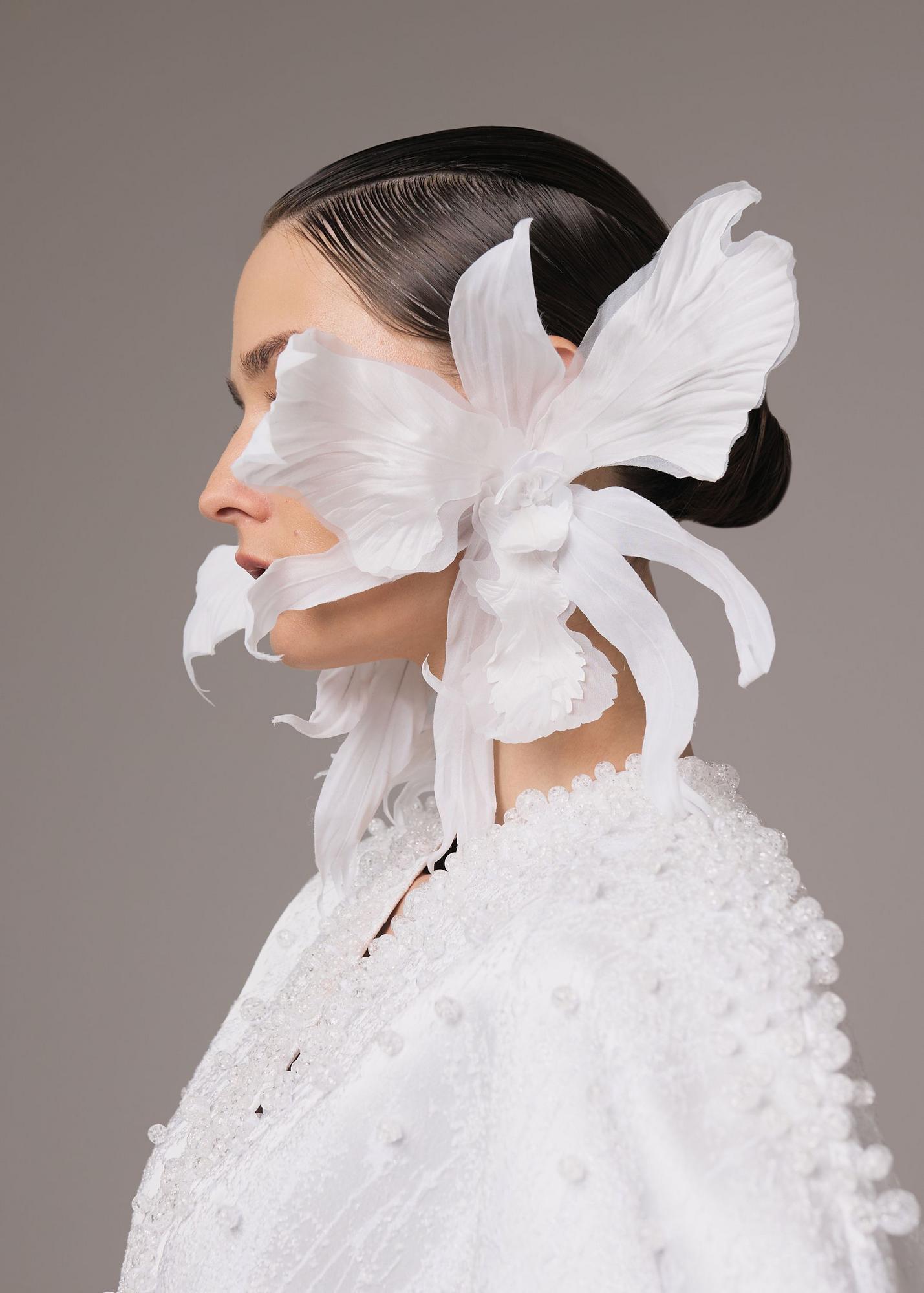 Моносерьга орхидея, молочная