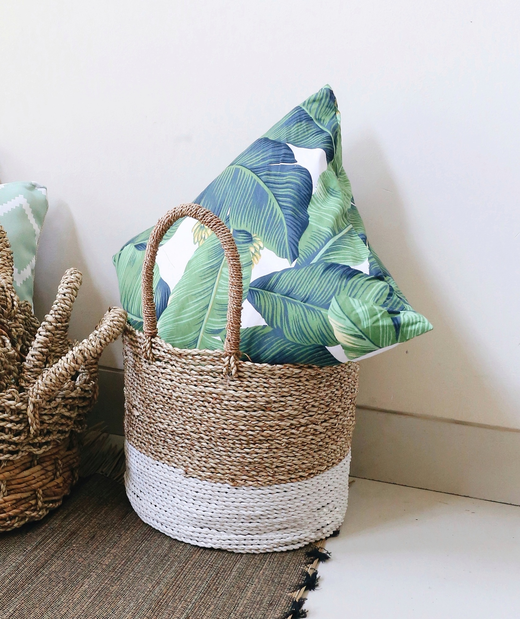 Подушка с тропическим узором