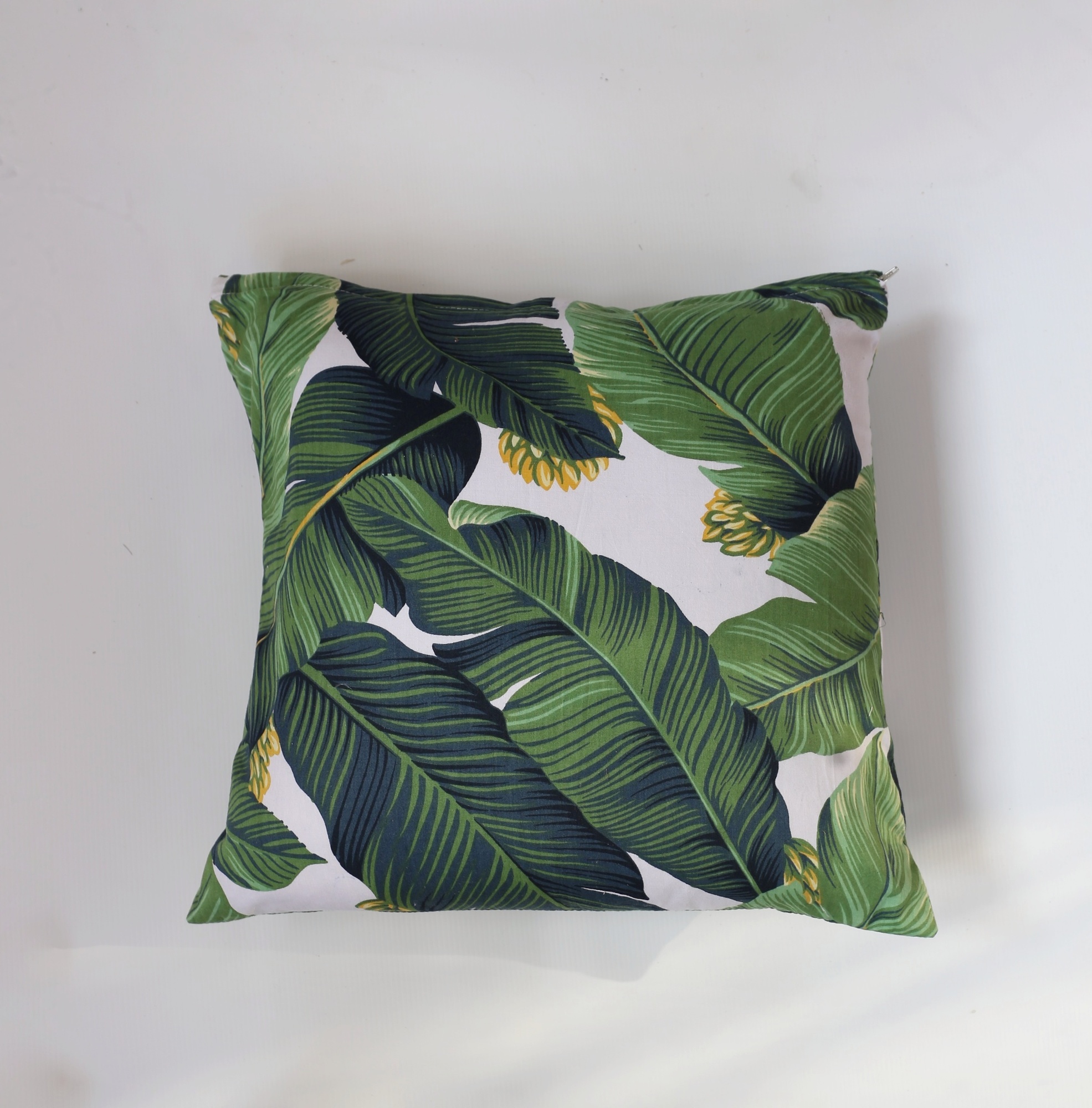 Подушка с тропическим узором