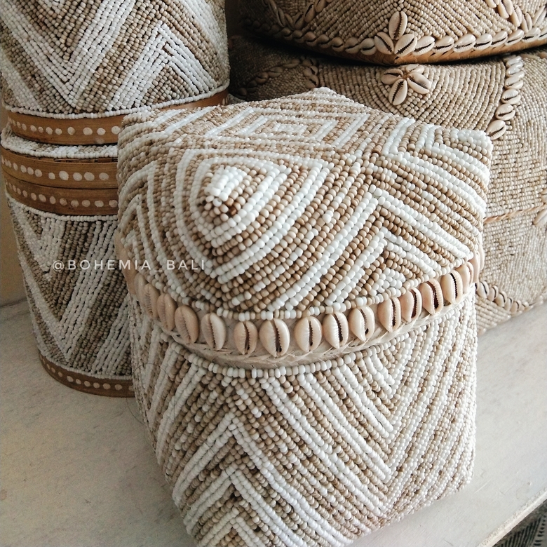 Плетеная корзинка, вылитая бисером и ракушками