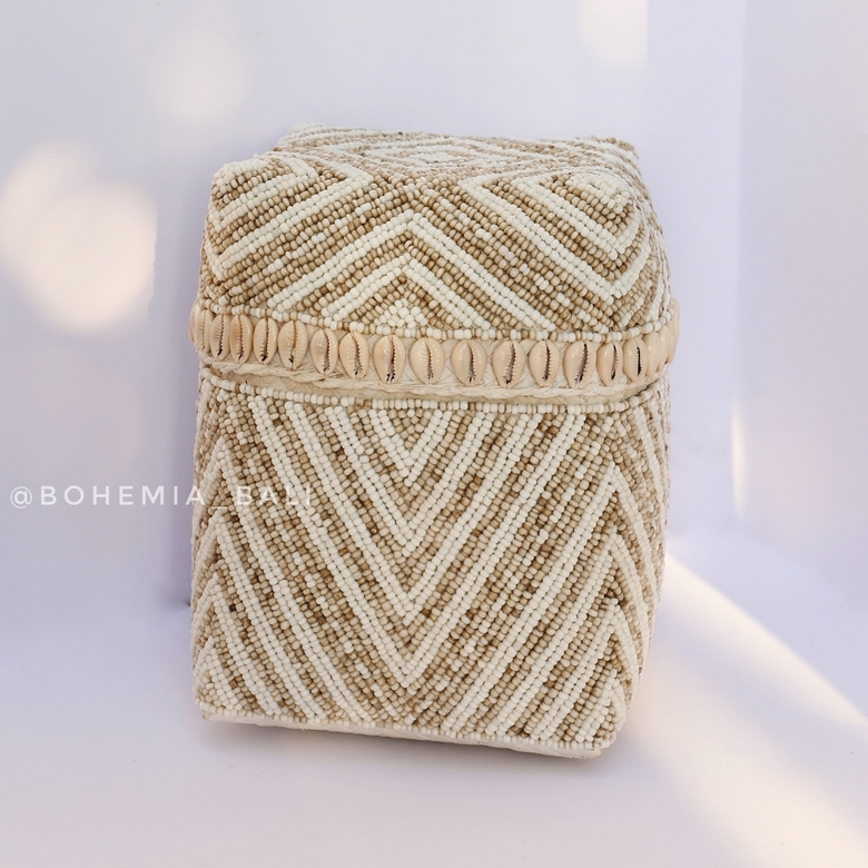 Плетеная корзинка, вылитая бисером и ракушками