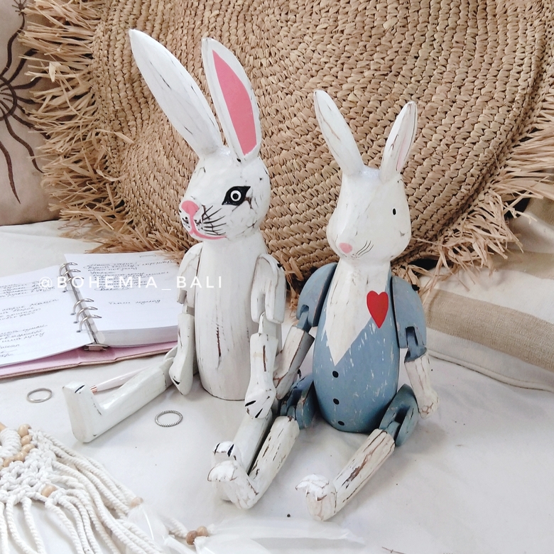 Интерьерная игрушка ручной работы из дерева голубой заяц