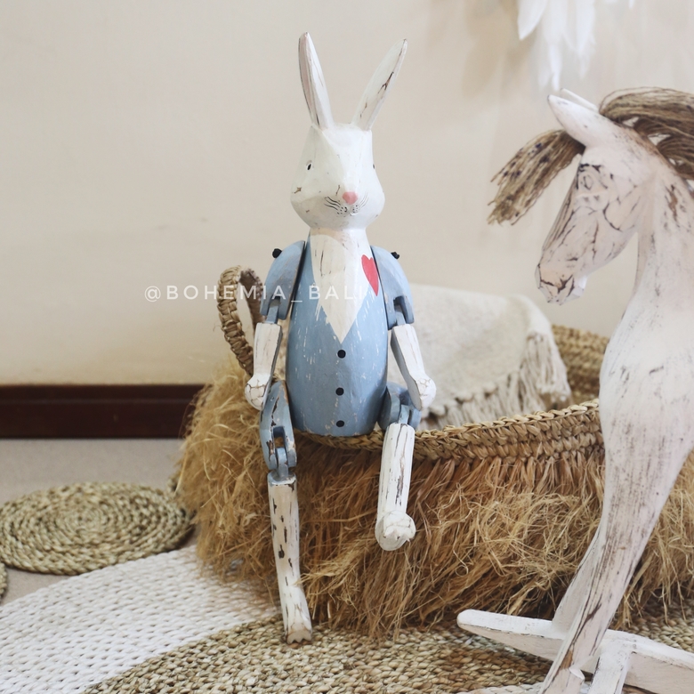 Интерьерная игрушка ручной работы из дерева голубой заяц