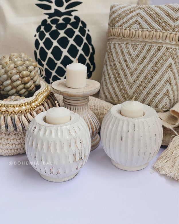 Подсвечник из дерева белого цвета ручной работы