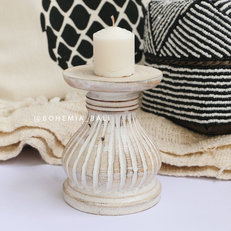 Подсвечник из дерева белого цвета ручной работы