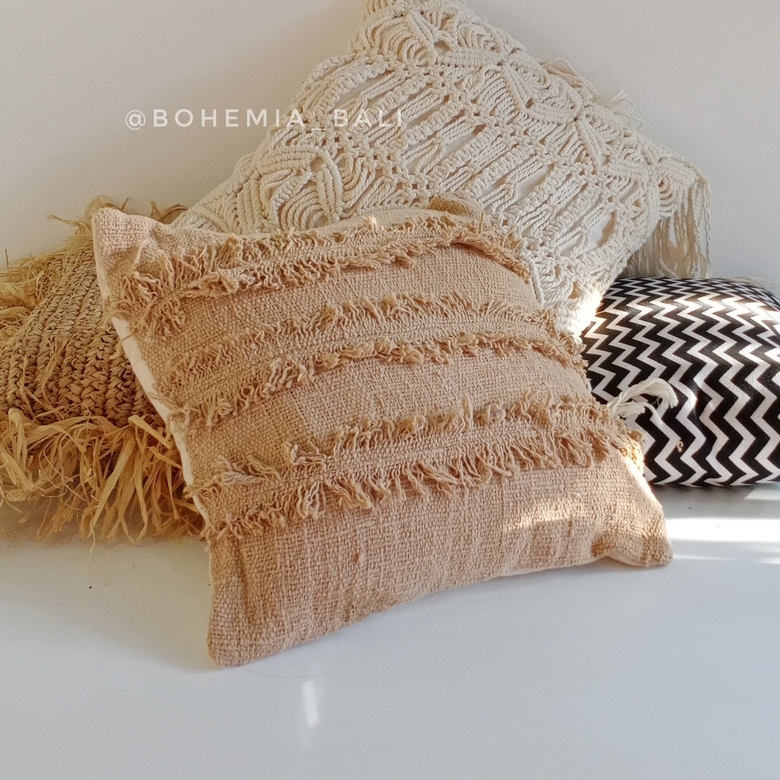 Коричневая подушка с бахрамой