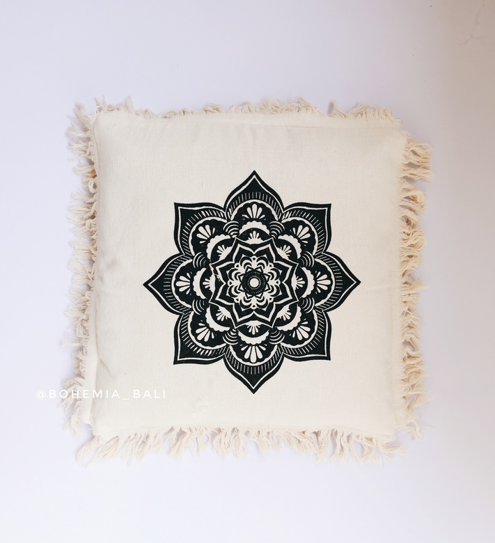 Подушка с бахромой белого цвета  мандала