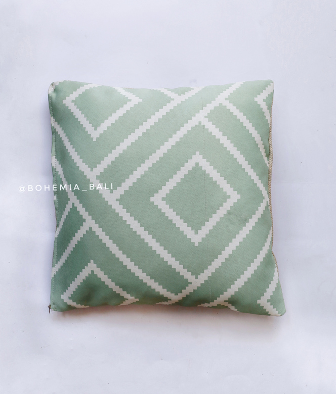 Подушка с орнаментом светло-зеленого цвета