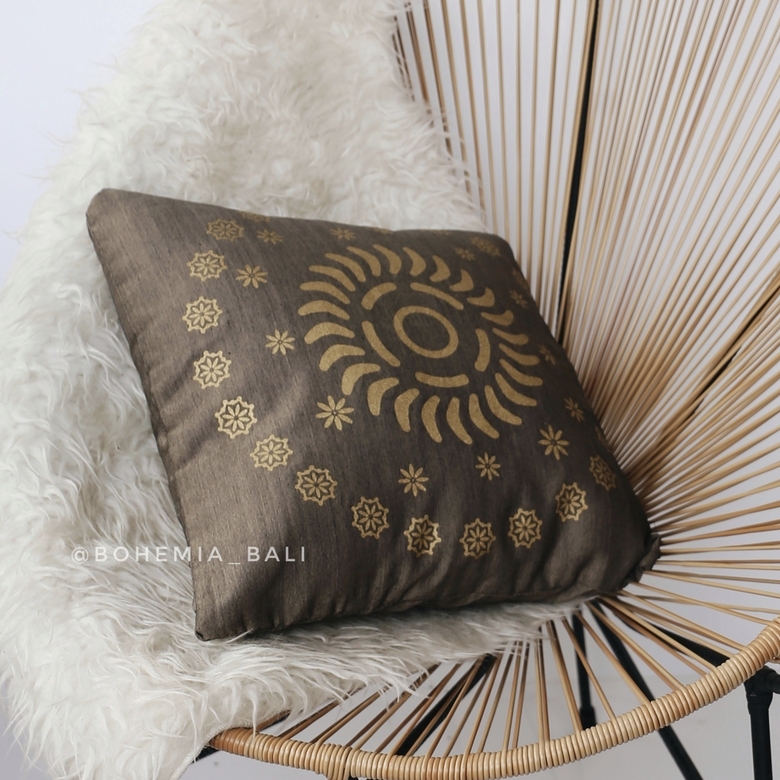 Подушка с золотым орнаментом