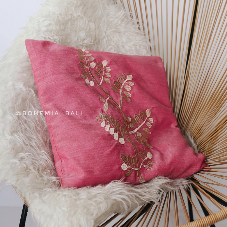 Подушка розовая c вышивкой