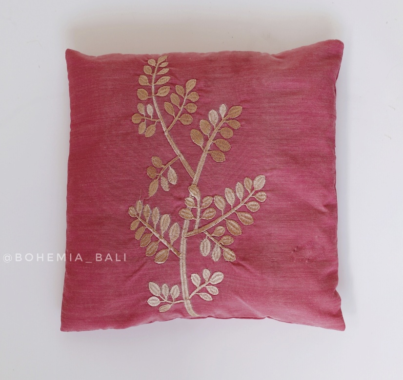 Подушка розовая c вышивкой