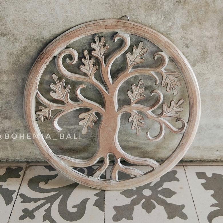 Резное панно ручной работы из дерева