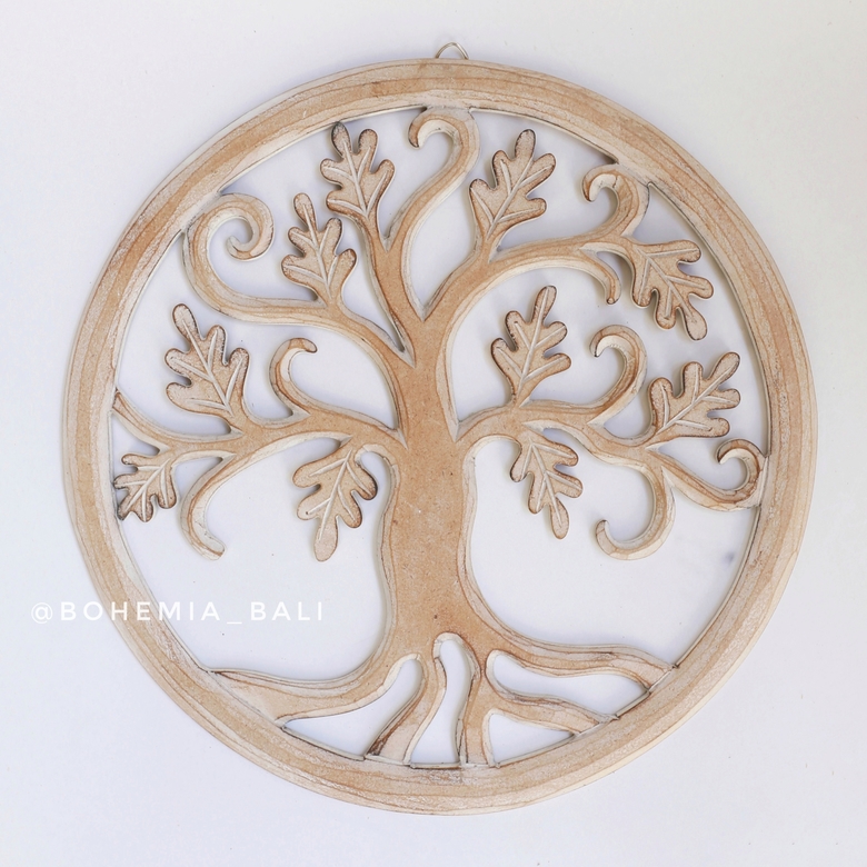 Резное панно ручной работы из дерева