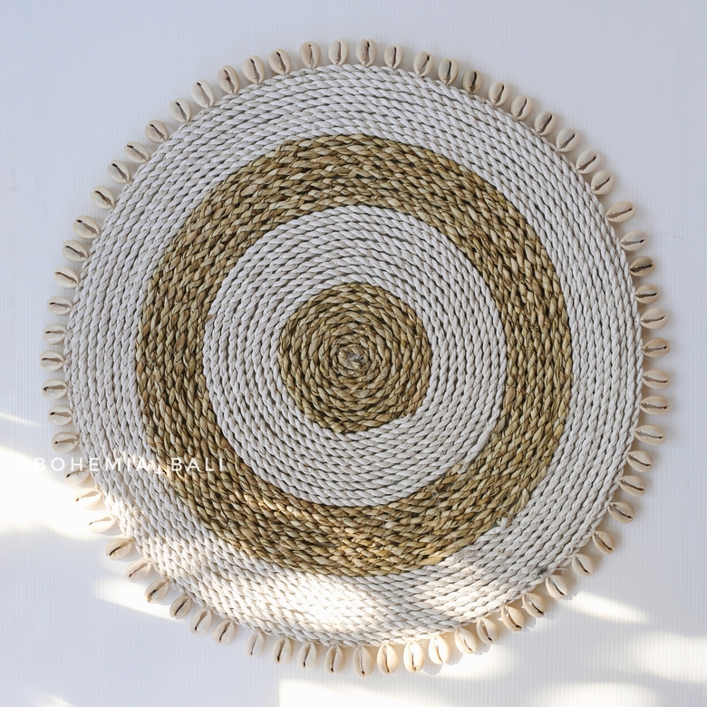 Плетеная салфетка с ракушками под приборы или элемент настенного панно