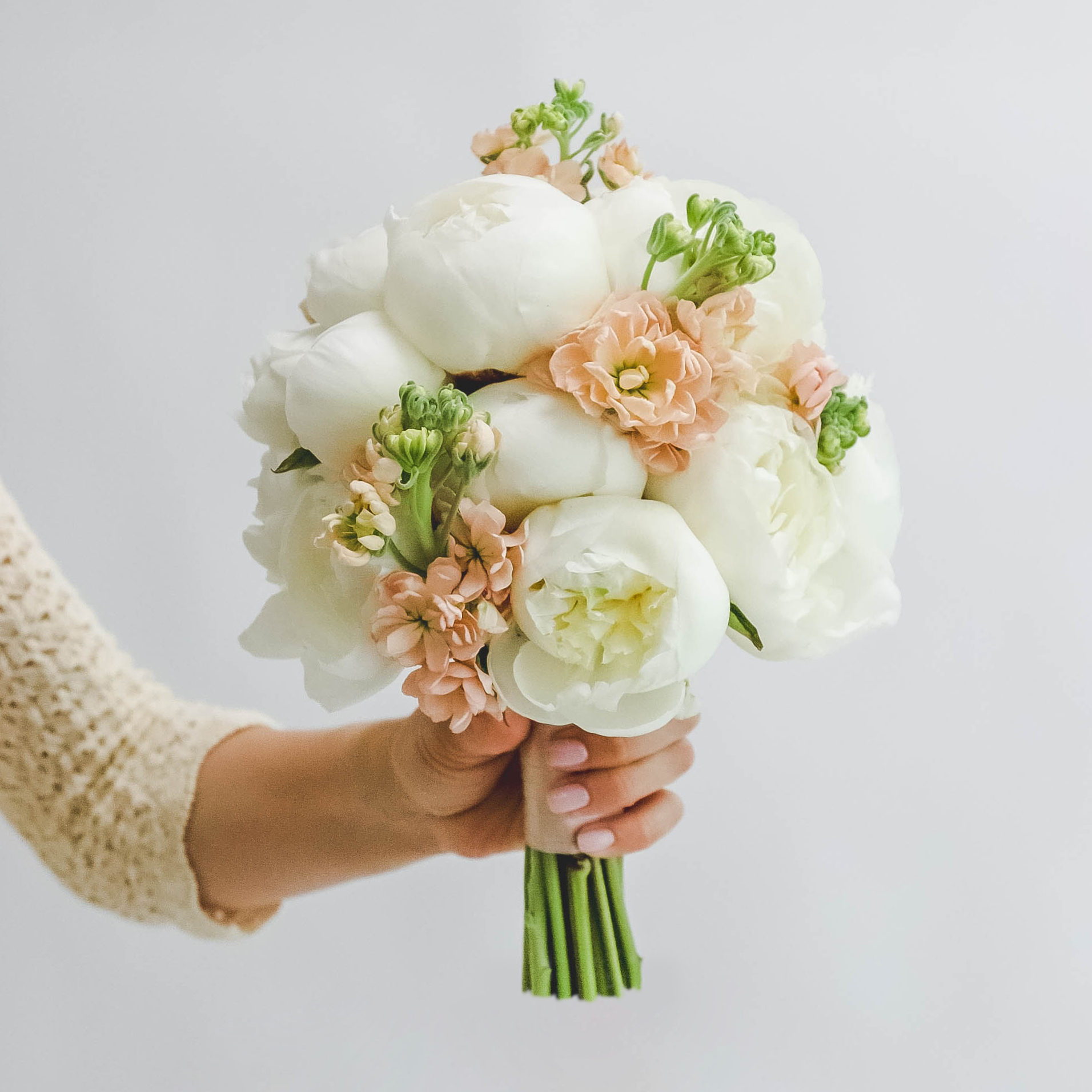 Букет из пионов и маттиолы WHITE APRICOT