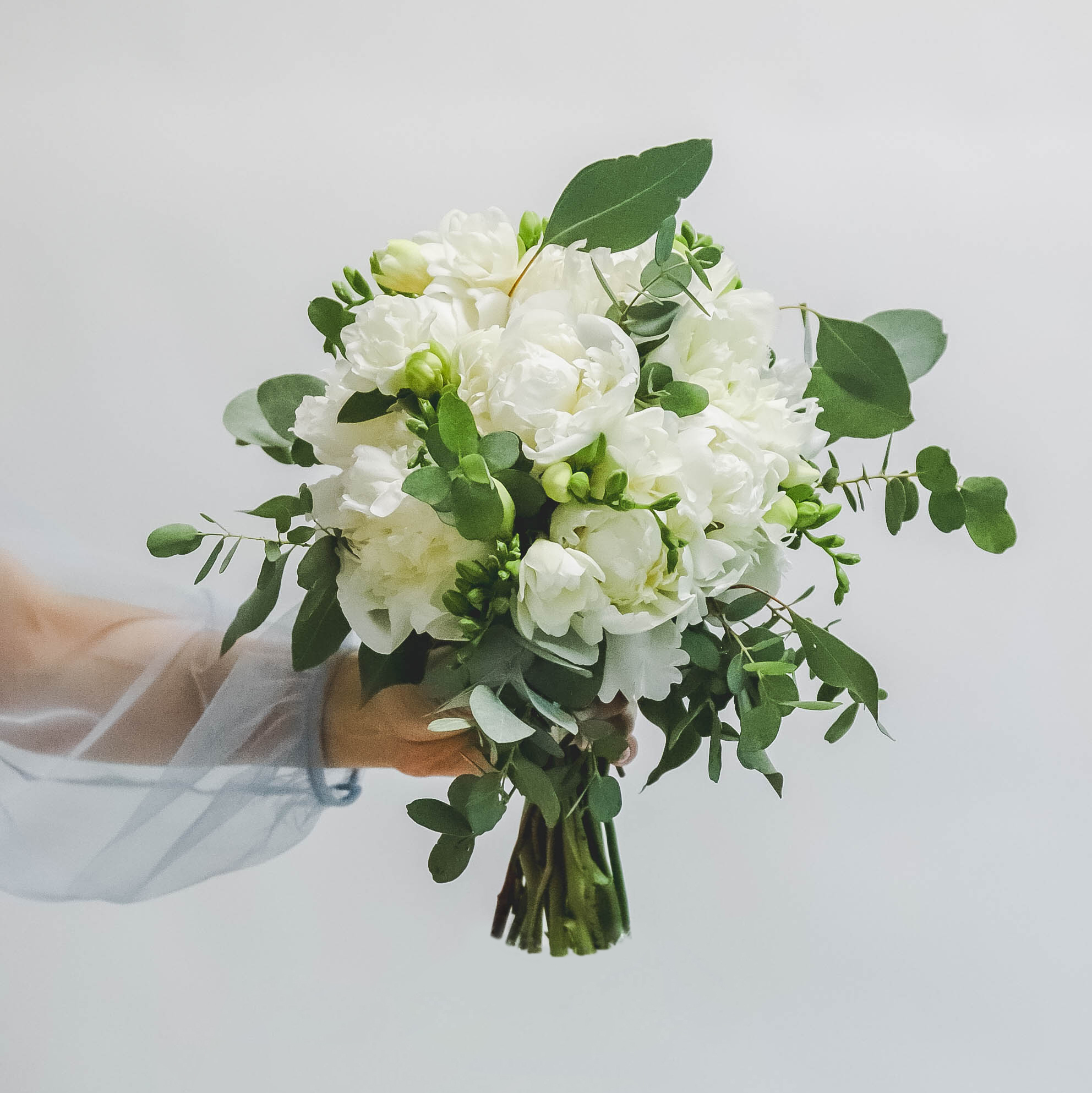 Свадебный букет из пионов и фрезий WHITE GREEN