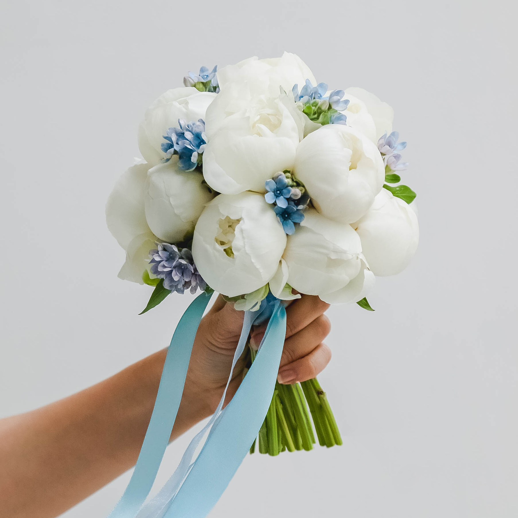 Бело-голубой букет из пионов SEA BLUE