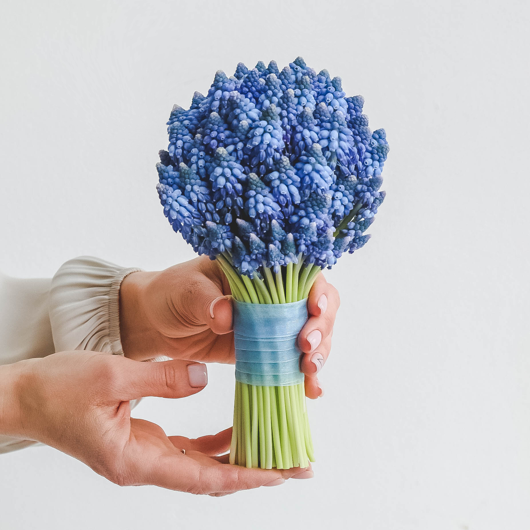 Свадебный букет из первоцветов мускари BLUE